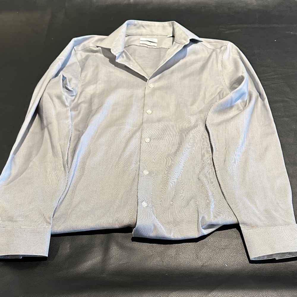 Calvin Klein slim fit dress shirt
Size 14 1/2 32/33
Black and white pinstripe